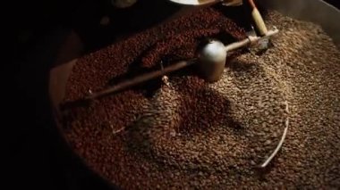 Barista kahve dükkanında sıcak kahve yapıyor. Kahve makinesinde sıcak kahve yapma süreci. iş konsepti, küçük işletme, başlangıç sektörü