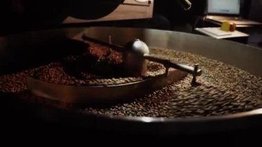 Barista kahve dükkanında sıcak kahve yapıyor. Kahve makinesinde sıcak kahve yapma süreci. iş konsepti, küçük işletme, başlangıç sektörü