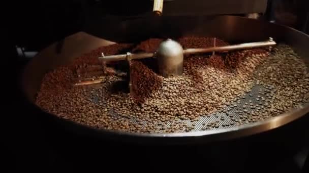 巴里斯塔在咖啡店里煮热咖啡 在咖啡机里煮热咖啡的过程 Business Concept Small Business Start Business — 图库视频影像