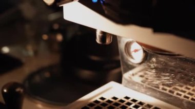 Barista kahve dükkanında sıcak kahve yapıyor. Kahve makinesinde sıcak kahve yapma süreci. iş konsepti, küçük işletme, başlangıç sektörü