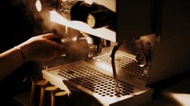 Barista kahve dükkanında sıcak kahve yapıyor. Kahve makinesinde sıcak kahve yapma süreci. iş konsepti, küçük işletme, başlangıç sektörü
