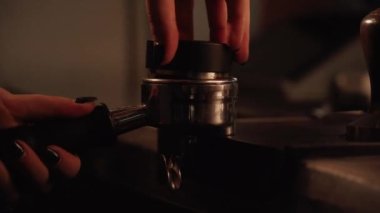 Barista kahve dükkanında sıcak kahve yapıyor. Kahve makinesinde sıcak kahve yapma süreci. iş konsepti, küçük işletme, başlangıç sektörü