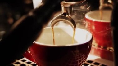 Barista kahve dükkanında sıcak kahve yapıyor. Kahve makinesinde sıcak kahve yapma süreci. iş konsepti, küçük işletme, başlangıç sektörü