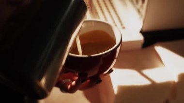 Barista kahve dükkanında sıcak kahve yapıyor. Kahve makinesinde sıcak kahve yapma süreci. iş konsepti, küçük işletme, başlangıç sektörü
