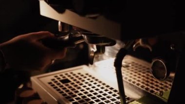 Barista kahve dükkanında sıcak kahve yapıyor. Kahve makinesinde sıcak kahve yapma süreci. iş konsepti, küçük işletme, başlangıç sektörü
