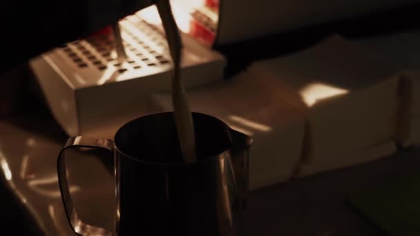 Barista Robi Gorącą Kawę Kawiarni Proces Parzenia Gorącej Kawy Ekspresie — Wideo stockowe