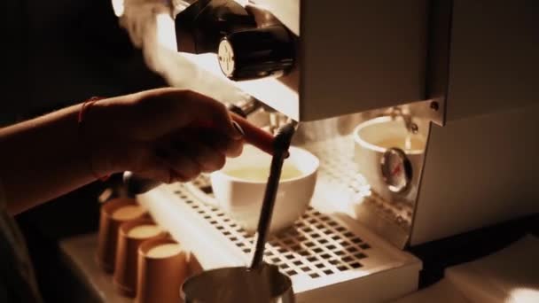 コーヒーショップでホットコーヒーを作るバリスタ コーヒーマシンでホットコーヒーを作るプロセス ビジネスコンセプト小規模ビジネススタートアップビジネス — ストック動画