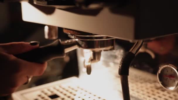 Barista Maakt Warme Koffie Koffieshop Proces Van Het Maken Van — Stockvideo
