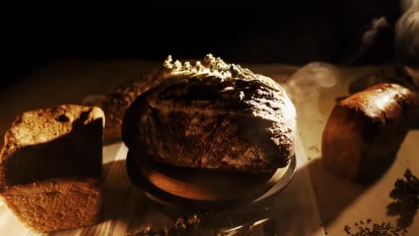 Свіжий Нарізаний Чорний Житній Хліб Лотку Впритул Шматочки Здорового Чорного — стокове відео