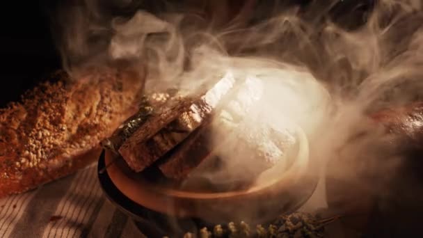 新鲜切碎的黑麦面包在托盘上 烤面包和三明治用的健康黑面包片 健康的素食 — 图库视频影像