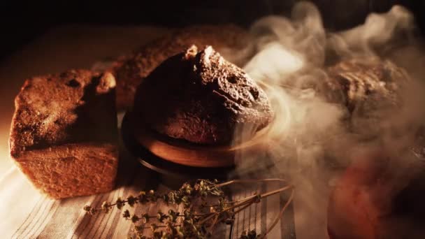 新鲜切碎的黑麦面包在托盘上 烤面包和三明治用的健康黑面包片 健康的素食 — 图库视频影像