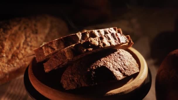 Fresh Sliced Black Rye Bread Tray Close Slices Healthy Black — Vídeo de Stock