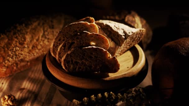 Fresh Sliced Black Rye Bread Tray Close Slices Healthy Black — Αρχείο Βίντεο