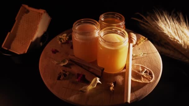 黒の背景に木製の蜂蜜ディップトップビューとプレート内の健康的な有機蜂蜜 甘い蜂蜜の健康的なデザートを閉じる — ストック動画