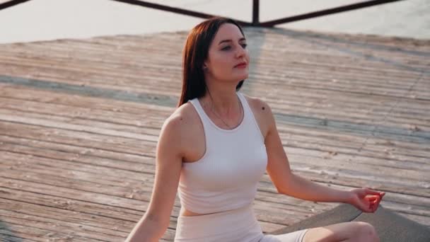 Молодая Женщина Практикует Йогу Природе Закате Активная Медитация — стоковое видео