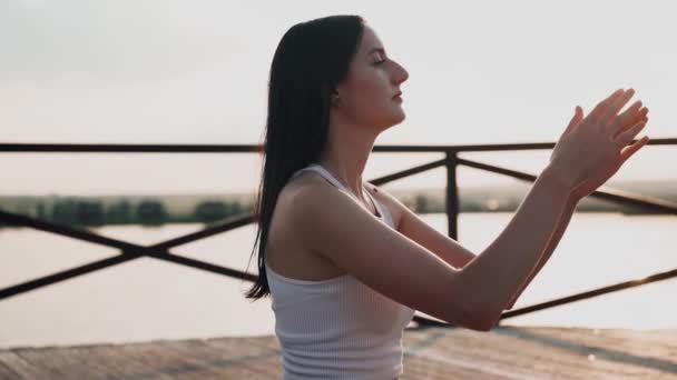 年轻女子在日落时练习瑜伽 主动冥想一个放松的概念 — 图库视频影像
