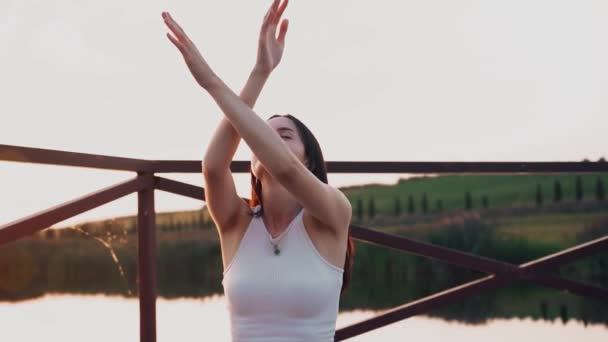 Молодая Женщина Практикует Йогу Природе Закате Активная Медитация — стоковое видео