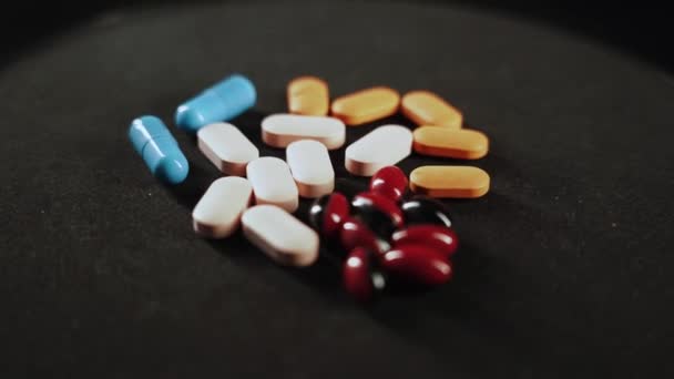 薬の入った薬と注射器は黒い背景で回転します 薬物依存症強盗犯罪という概念は — ストック動画