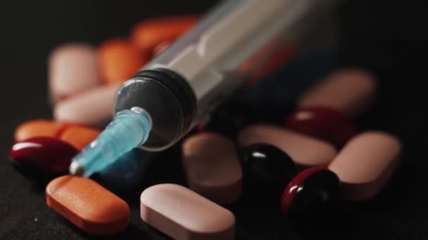 Таблетки Шприц Ліками Обертаються Чорному Тлі Концепція Наркоманії Бандитизму Кримінальної — стокове відео