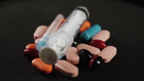 Pil Dan Jarum Suntik Dengan Obat Berputar Pada Latar Belakang — Stok Video
