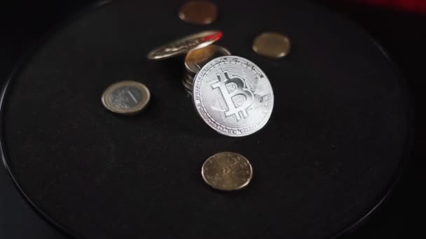 黒の背景で回転するBitcoin Btcコイン — ストック動画