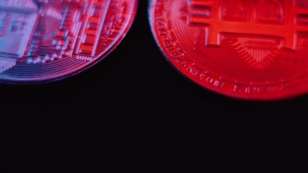 Koin Bitcoin Btc Berputar Pada Latar Belakang Hitam — Stok Video