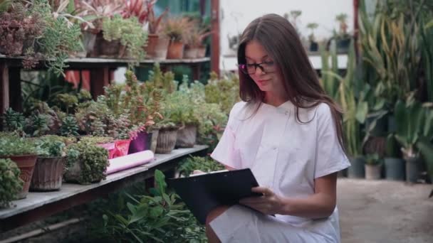 Woman Biologist Examines Growth Production Plants Greenhouse Biologist Working Creation — Vídeo de Stock