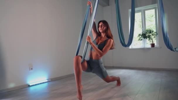 Attractive Sexy Girl Doing Sports Flying Air Stretch Fabric Airo — Stock videók