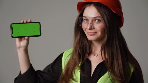 Woman Engineer Holding Green Screen Phone — Vídeo de Stock