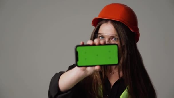 Woman Engineer Holding Green Screen Phone — Video
