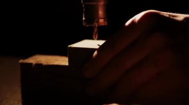 Tornavidayla bir tahta parçasına delik açmak. Marangozluk, işçilik, el işi, ahşap konsept 4k
