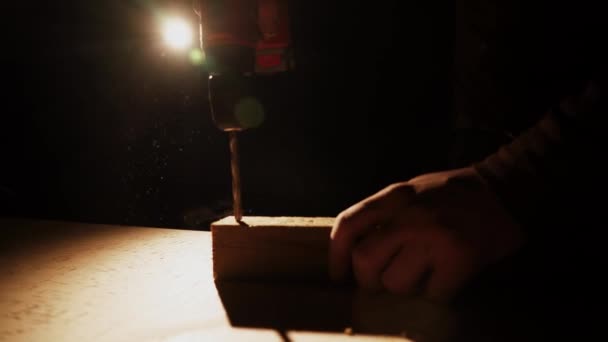 用螺丝刀在一块木头上钻一个洞 木艺概念4K — 图库视频影像