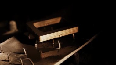 Bir adam mobilya detaylarını çizer. Sprey tabanca kullanan bir işçi. Bir marangoz marangozluk atölyesinde mobilya parçalarını siyaha boyar.