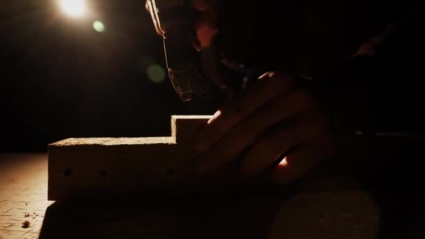 木匠在木箱上使用钉子枪或编织钉工具 家具修复木工活的概念 选定重点4K — 图库视频影像