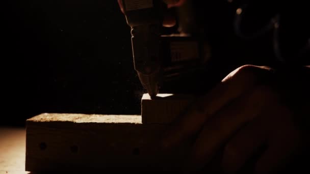 木匠在木箱上使用钉子枪或编织钉工具 家具修复木工活的概念 选定重点4K — 图库视频影像