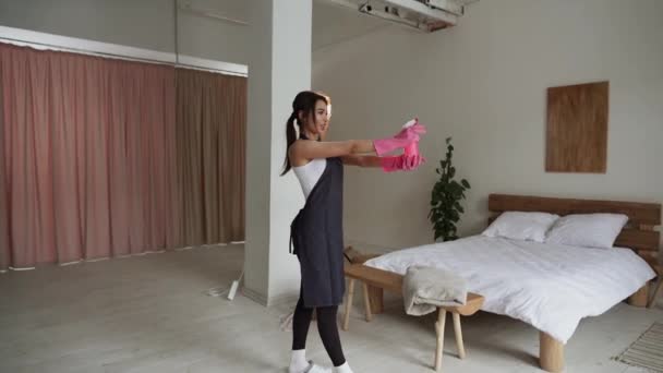 Limpeza Serviço Mulher Trabalhador Limpeza Sala Estar Casa Menina Bonita — Vídeo de Stock