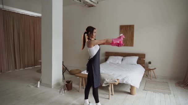 Putzfrau Beim Putzen Heimischen Wohnzimmer Schöne Junge Mädchen Putzfrau Tragen — Stockvideo