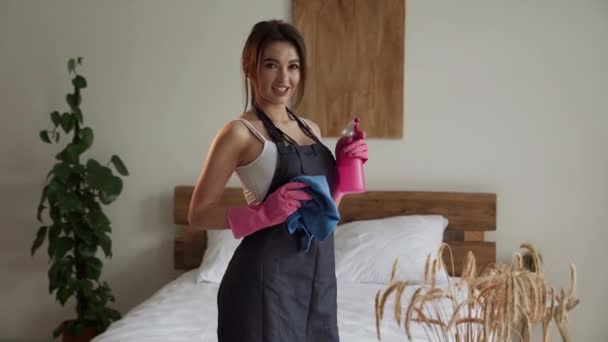 Καθαρίστρια Καθαρίστρια Καθαρίστρια Στο Σαλόνι Στο Σπίτι Όμορφη Νεαρή Κοπέλα — Αρχείο Βίντεο