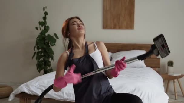 Sprzątaczka Sprzątaczka Sprzątająca Salonie Piękna Młoda Dziewczyna Sprzątaczka Nosić Fartuch — Wideo stockowe
