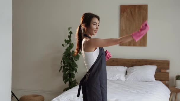Servicio Limpieza Mujer Trabajadora Limpieza Sala Estar Casa Hermosa Muchacha — Vídeos de Stock