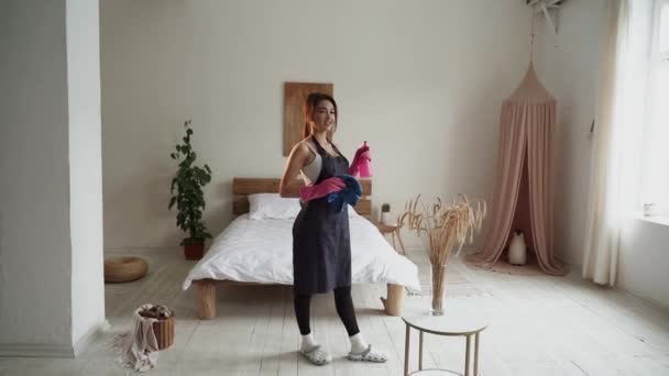 Úklid Pracovnice Úklid Obývacím Pokoji Doma Krásná Mladá Dívka Hospodyně — Stock video
