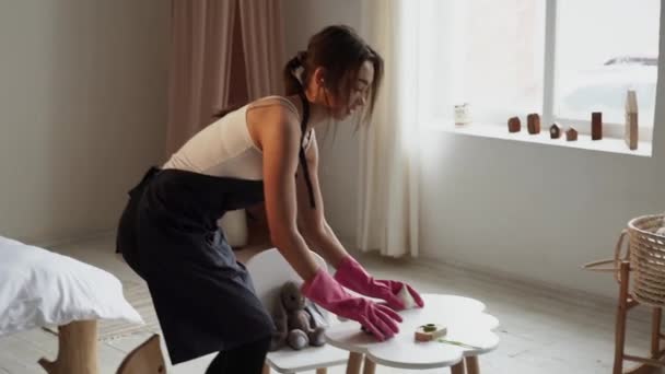 Evdeki Oturma Odasını Temizleyen Temizlikçi Kadın Güzel Genç Bayan Temizlikçi — Stok video