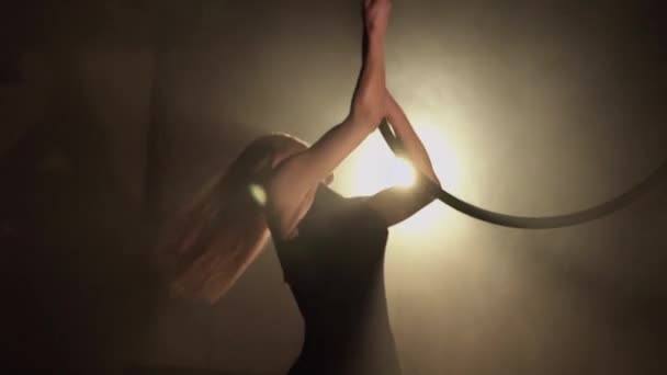 Молода Жінка Виконує Акробатичні Елементи Повітряному Кільці Аеробіка Чорному Фоні — стокове відео