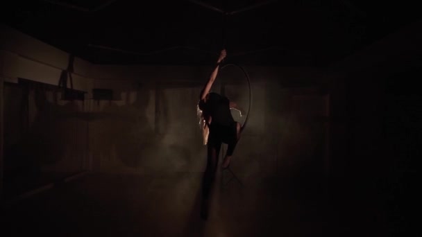Молода Жінка Виконує Акробатичні Елементи Повітряному Кільці Аеробіка Чорному Фоні — стокове відео