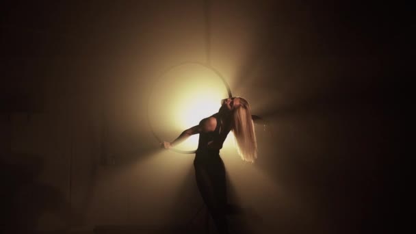 Молодая Женщина Выполняет Акробатические Элементы Воздушном Обруче Черном Фоне Темная — стоковое видео