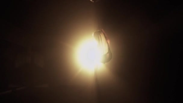 Młoda Kobieta Wykonuje Akrobacje Powietrzu Aeryk Czarnym Tle Ciemne Studio — Wideo stockowe
