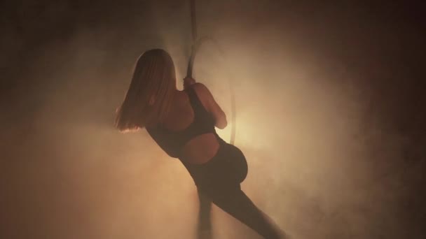 Jeune Femme Exécute Les Éléments Acrobatiques Dans Cerceau Aérien Aérialiste — Video