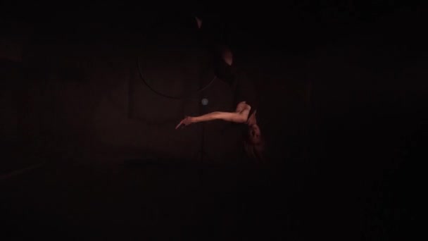 Młoda Kobieta Wykonuje Akrobacje Powietrzu Aeryk Czarnym Tle Ciemne Studio — Wideo stockowe