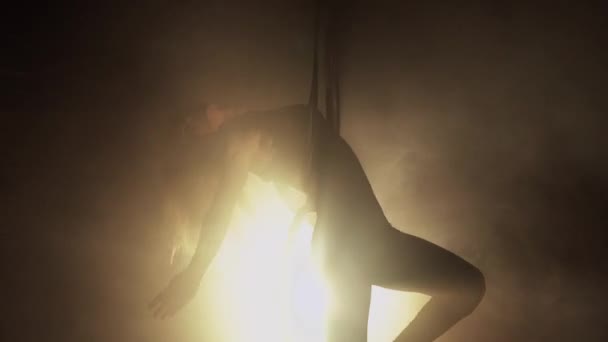 Ung Kvinna Utför Akrobatiska Element Luftslingan Aerialist Svart Bakgrund Mörk — Stockvideo
