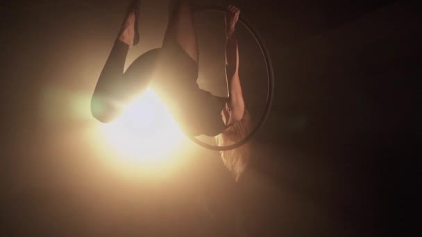 Ung Kvinna Utför Akrobatiska Element Luftslingan Aerialist Svart Bakgrund Mörk — Stockvideo